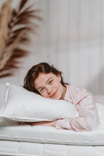 Lade das Bild in den Galerie-Viewer, Seidenkissen Set 40x80 cm – Daunenkissen mit Seidenbezug für Haut &amp; Haare
