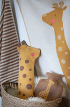 Lade das Bild in den Galerie-Viewer, Kinder Kuscheldecke Giraffe Decke in Puppe Geschenkidee
