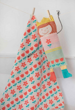 Lade das Bild in den Galerie-Viewer, Kinder Kuscheldecke Prinzessin Decke in Puppe Geschenkidee

