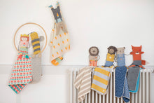 Lade das Bild in den Galerie-Viewer, Kinder Kuscheldecke Biene Decke in Puppe Geschenkidee
