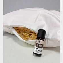 Lade das Bild in den Galerie-Viewer, Weißes Zirbenkissen mit geöffnetem Reißverschluss und sichtbaren Zirbenholzspänen, daneben eine Flasche Bio Zirbenöl von Zirben Werkstatt, freigestellt auf weißem Hintergrund
